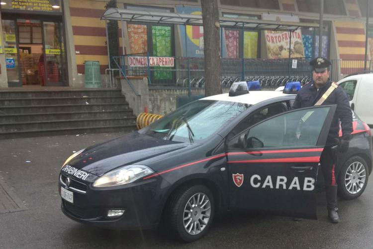I carabinieri intervenuti davanti al supermercato in via De Gasperi a Crema (Foto dei Cc)