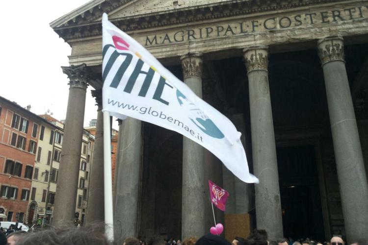 La bandiera di Globemae alla manifestazione per le unioni civili al Pantheon