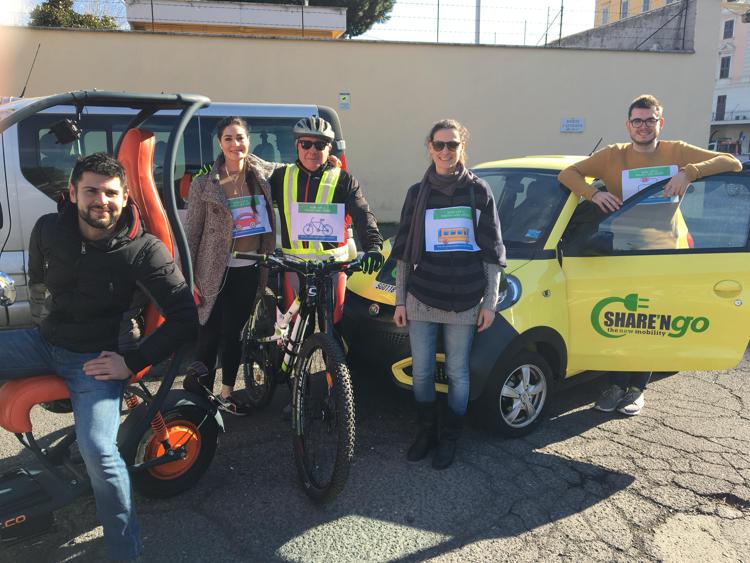 Mobilità: a Roma sfida tra mezzi green e auto, la bici taglia il traguardo