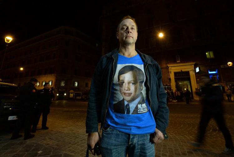 Peter Blenkiron, vittima di abusi da parte di un prete pedofilo, durante una manifestazione a Roma (Afp)