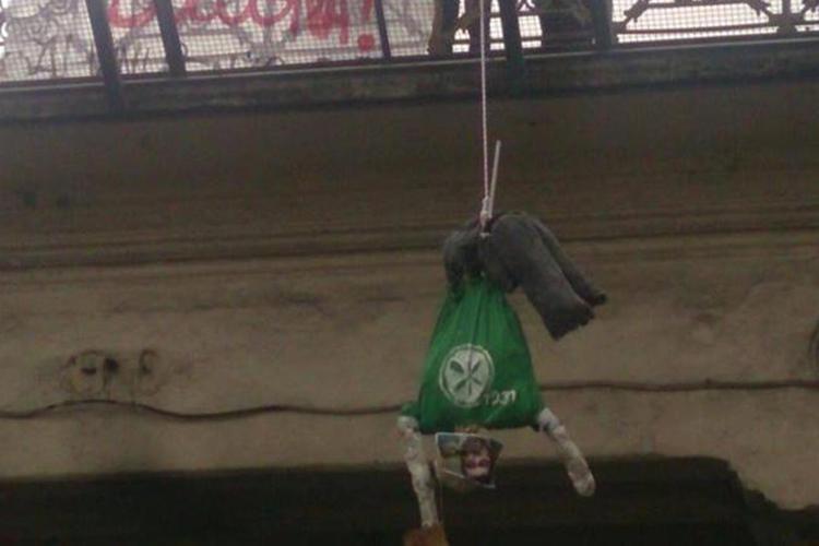 Hobo contro Salvini a Bologna. Il manichino appeso  dal ponte