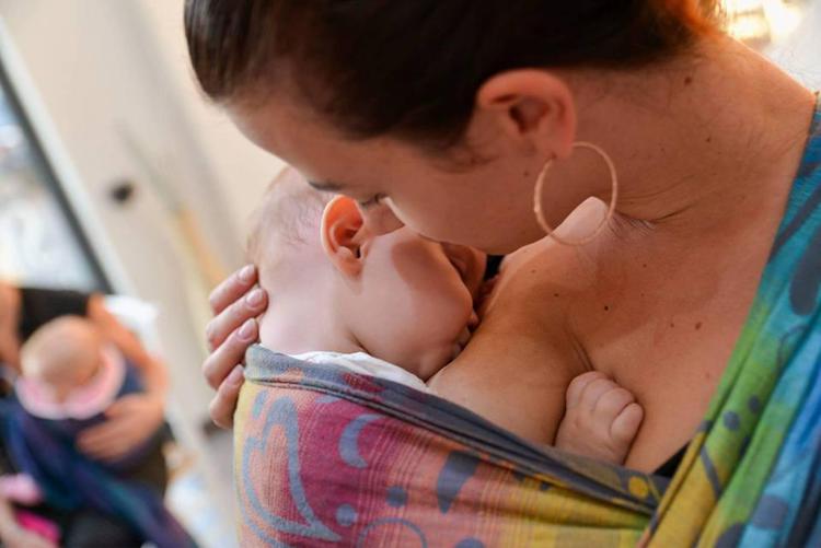 Famiglia: i bimbi tornano 'in fasce', per le mamme 2.0 è babywearing boom