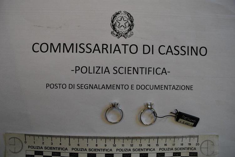 Frosinone: distrae commessa e ruba anello da oltre 8mila euro, arrestato