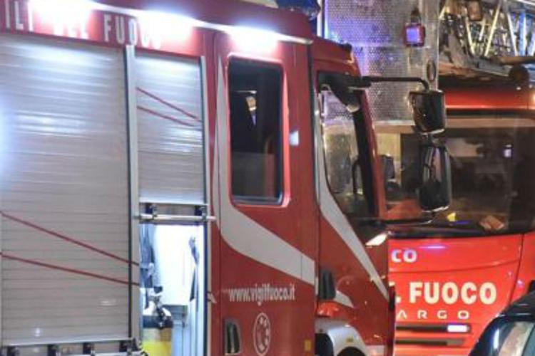 Torino, incendio in impianto chimico: ricoverati 5 vigili del fuoco