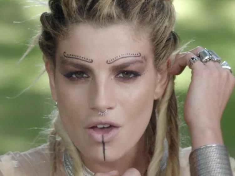Emma come appare nel video del nuovo singolo
