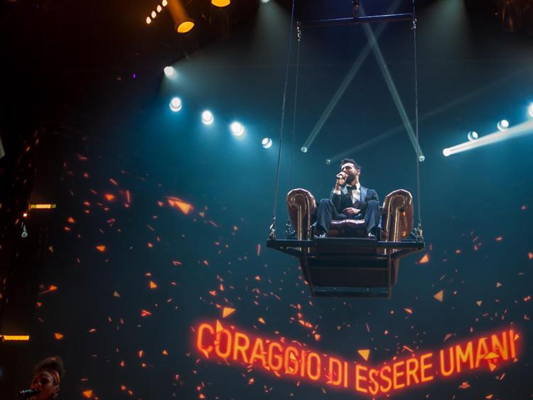 Un momento del concerto di Torino con Marco Mengoni sospeso  sul pubblico con la sua poltrona