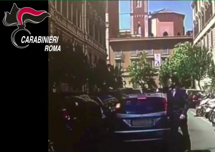 Roma, si fingevano poliziotti e rapinavano i turisti: 13 arresti