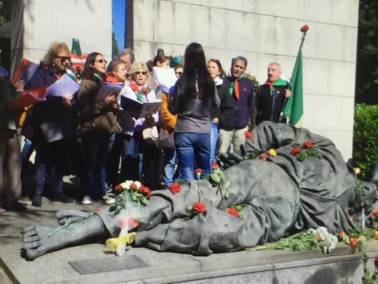 25 Aprile: a Cimitero Maggiore Milano omaggio a partigiani, fiori rossi e 'Bella ciao'