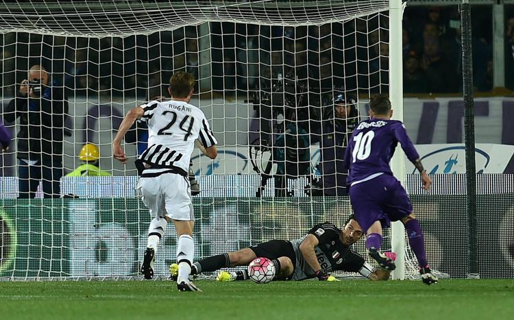 Il portiere della Juventus Gianluigi Buffon para il rigore a Kalinic (Foto Afp) - AFP