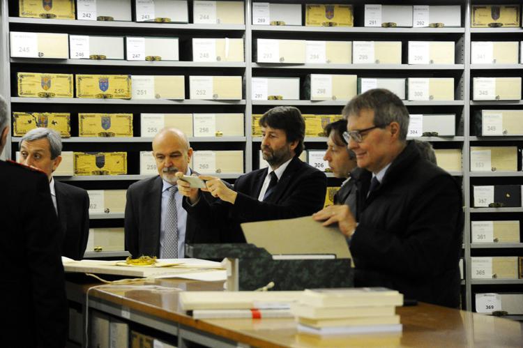 Il ministro Dario Franceschini in una recente visita all'Archivio di Stato (Fotogramma) - FOTOGRAMMA