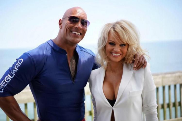 Dwayne Johnson con Pamela Anderson. Foto da Instagram 