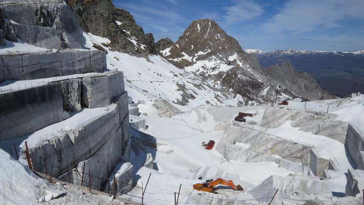 Carrara: il marmo che divora le Apuane, via 4 mln di tonn di montagna l'anno