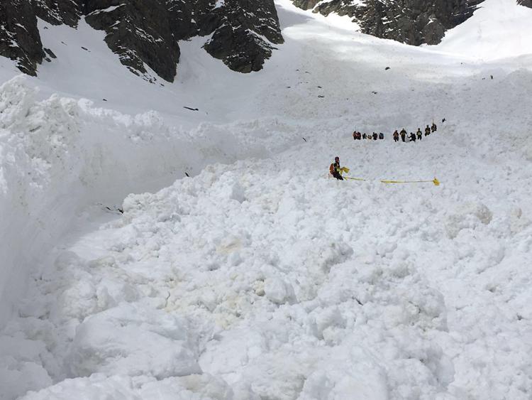 Sondrio: sparito in montagna un alpinista di 26 anni, le ricerche in una valanga