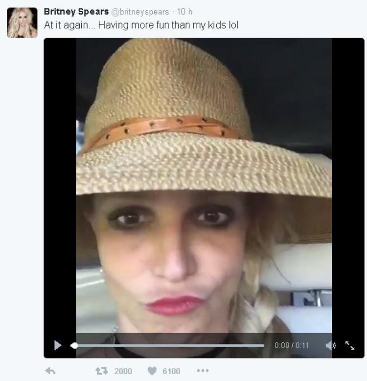 Fermo immagine dal video di Britney Spears del suo profilo Twitter