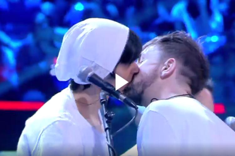 'Amici', bacio in diretta durante l'esibizione: si scatenano i social