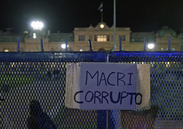 Proteste contro il presidente argentino Mauricio Macri dopo l'apertura di un'indagine da parte dei procuratori federali in merito ai cosiddetti 'Panama Papers'  (AFP PHOTO)  - (AFP)