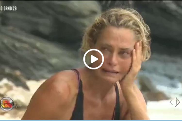 Simona Ventura in lacrime a Playa Soledad: 