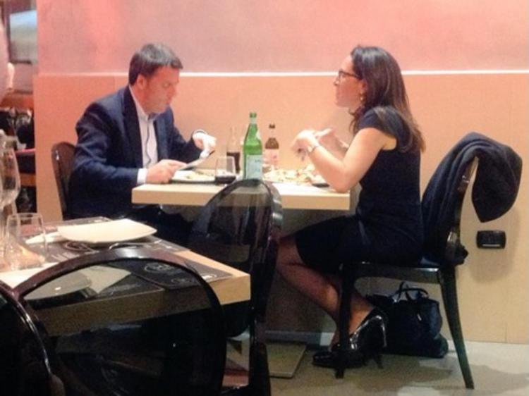 Matteo Renzi e Valeria Valente cenano insieme a Margellina (foto da Twitter)