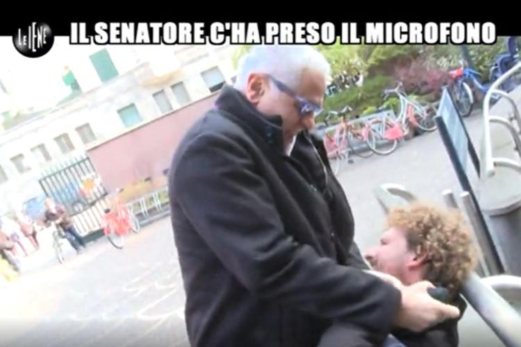 Intervista-zuffa alle 'Iene', Formigoni strappa il microfono all'inviato /Video