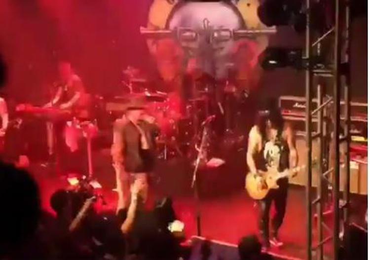 Axl Rose e Slash durante il concerto a Los Angeles (Fermo immagine)