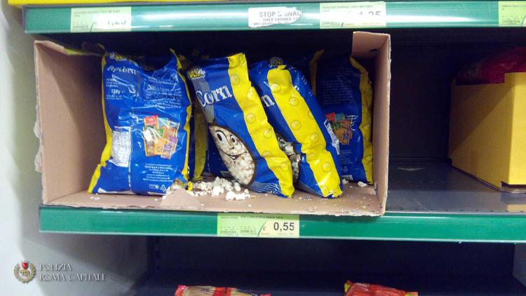 Le buste mangiucchiate dai topi in un supermercato al Tiburtino