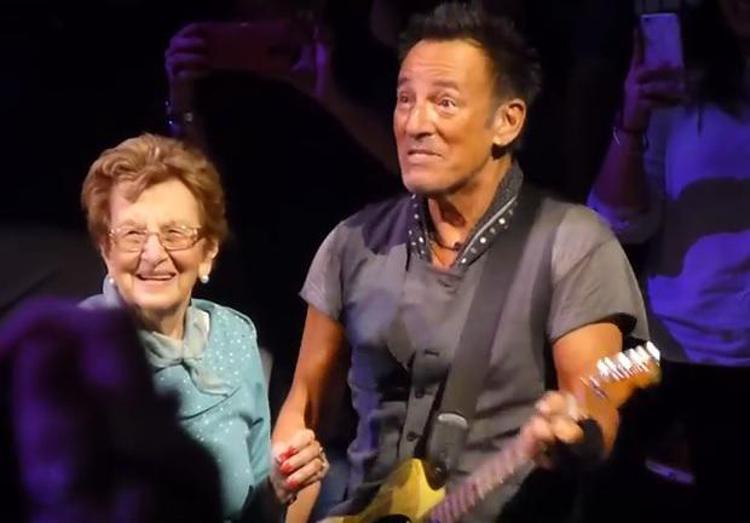 Bruce Springsteen e mamma (fonte Youtube /markit aneight)