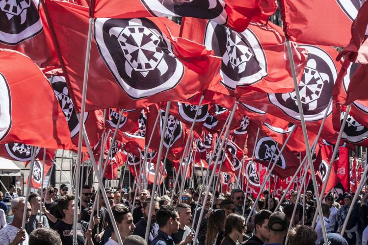 Roma, tensione a presidio antifascista: antagonisti assaltano furgone di turisti