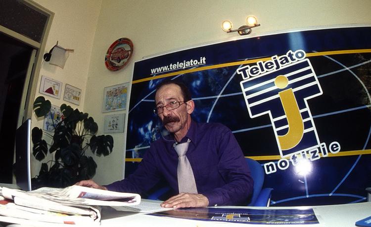 Il giornalista Pino Maniaci di Telejato nella sede dell'emittente (Fotogramma) - FOTOGRAMMA