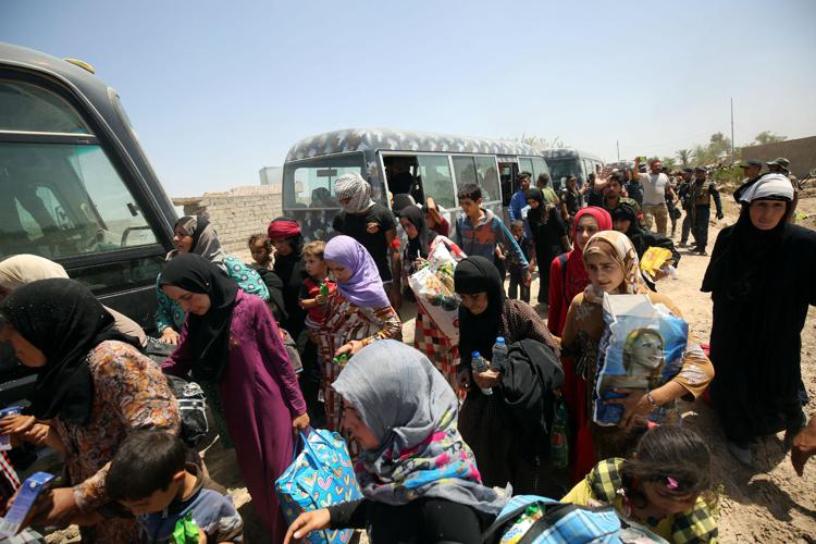 Civili in fuga da Falluja (Afp)