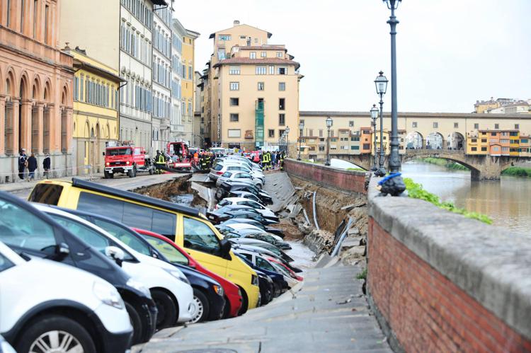 Firenze, crollo della strada del Lungarno vicino al Ponte Vecchio (Fotogramma) - FOTOGRAMMA
