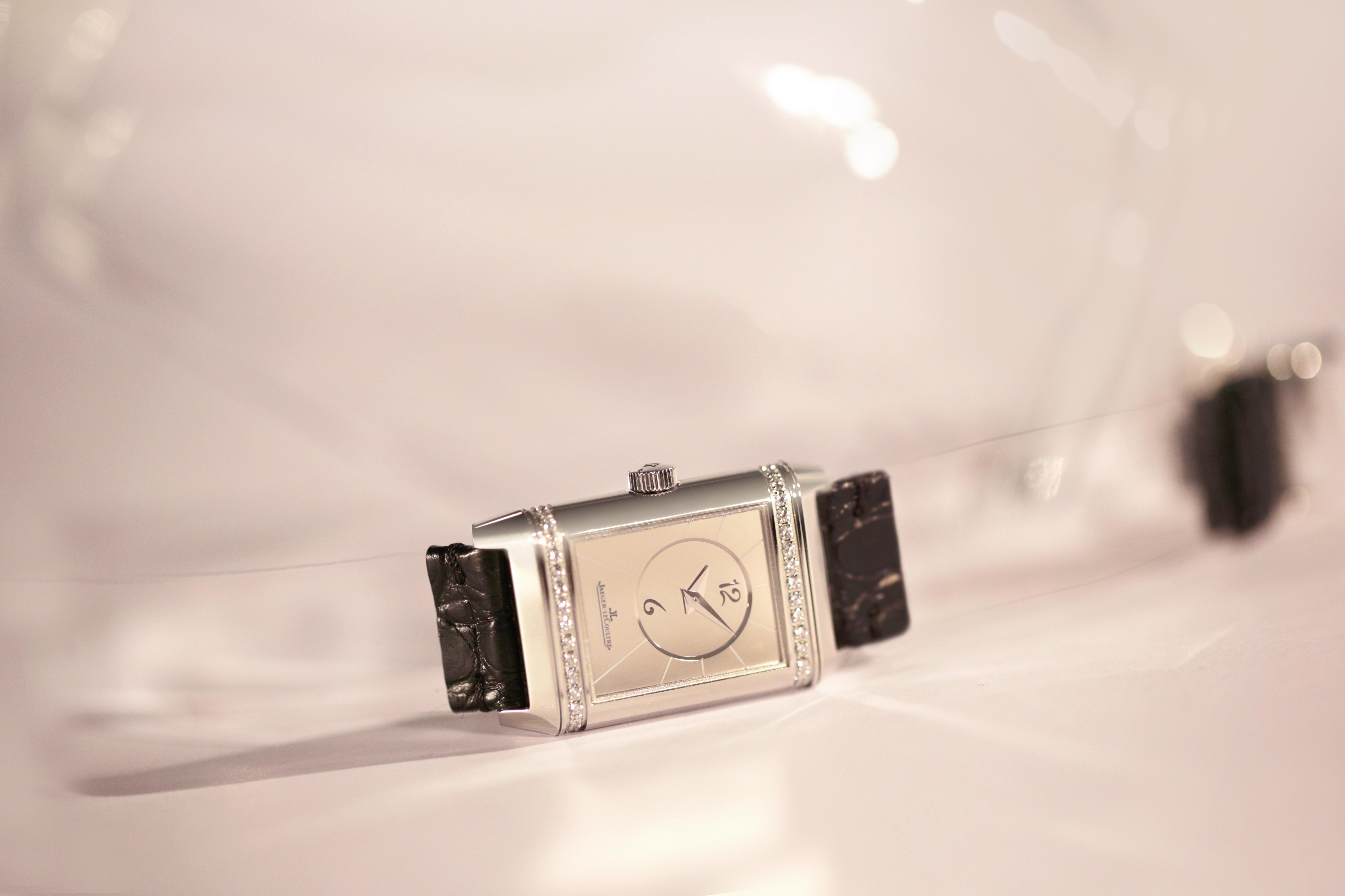 Il cinturino trasparente del Reverso creato da Louboutin (foto Jaeger-LeCoultre)