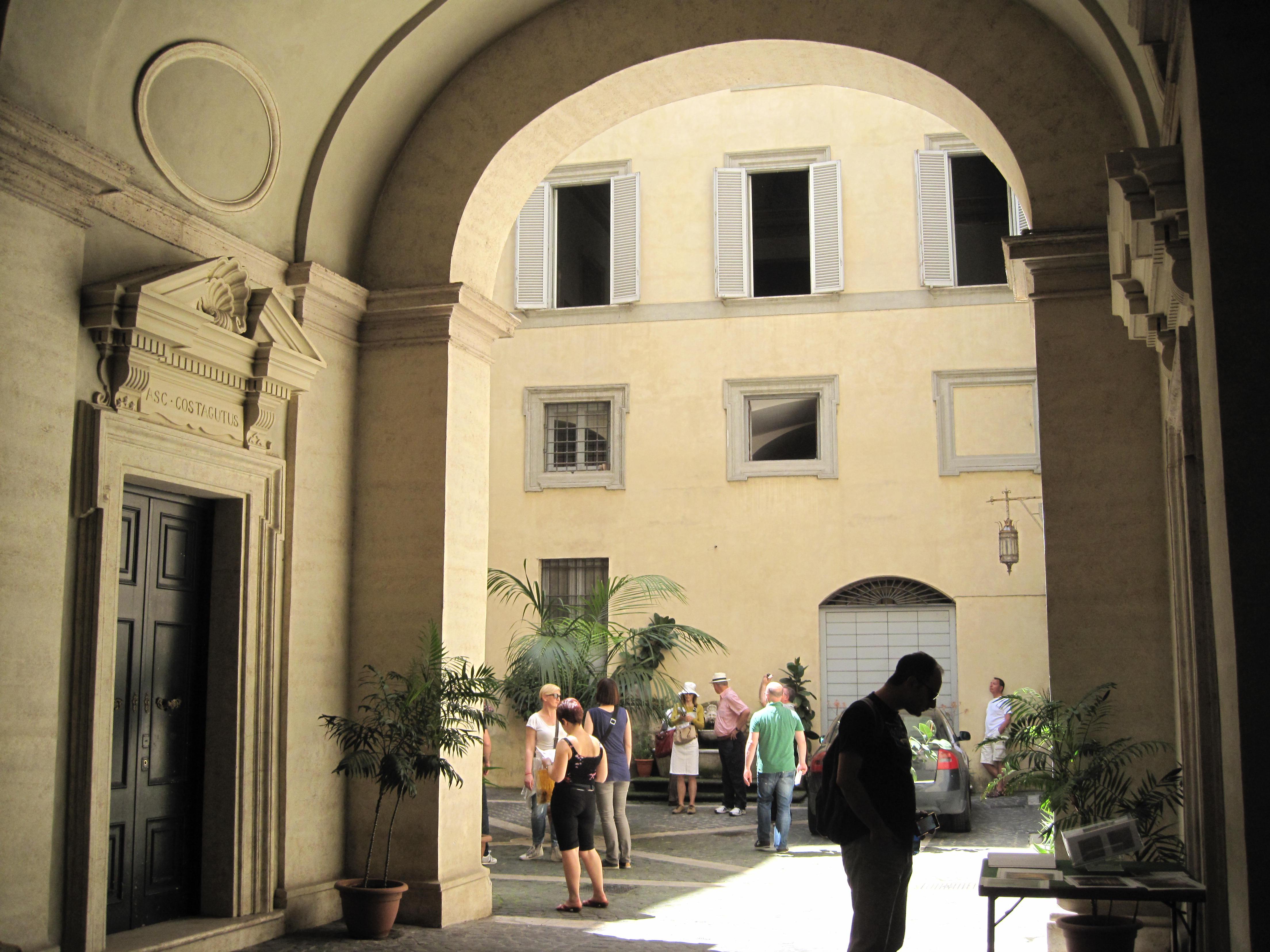 L'ingresso di Palazzo Costaguti