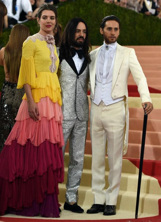 La principessa di Monaco Charlotte Casiraghi, il creativo di Gucci Alessandro Michele e Jared Leto (tutti in look Gucci) (Afp)