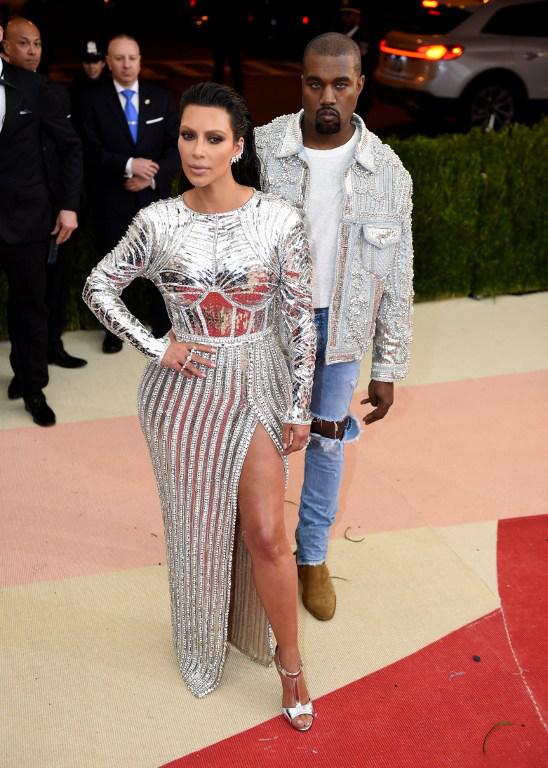Kim Kardashian (in Balmain) e Kanye West (afp)