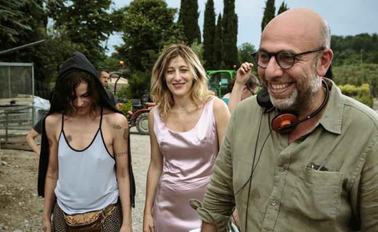 Il regista Paolo Virzì e le due protagoniste del film 'La pazza gioia' 
