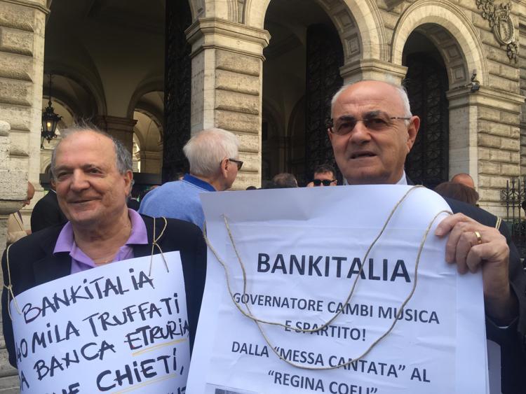 La protesta dei consumatori in Bankitalia: 
