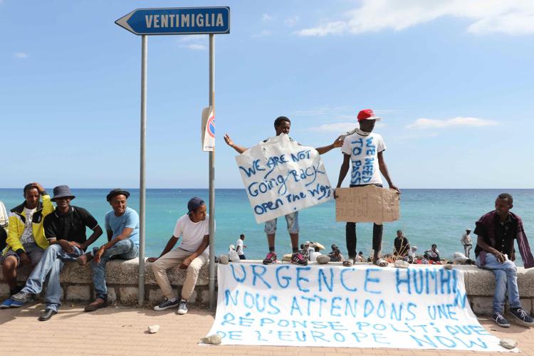 Profughi accampati al confine franco-italiano tra Ventimiglia e Mentone lo scorso anno (Fotogramma)
