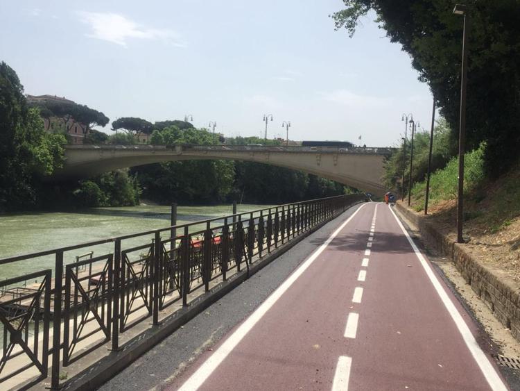 Roma: inaugurato tratto di pista ciclabile con asfalto green e hi-tech