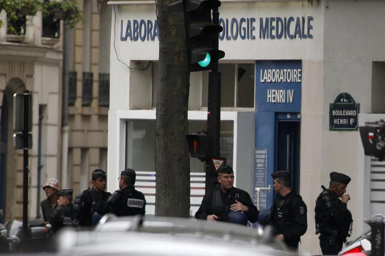 Alcuni agenti della polizia francese  a Boulevard Henri IV durante l'operazione scattata questa mattina (foto Afp)  - AFP