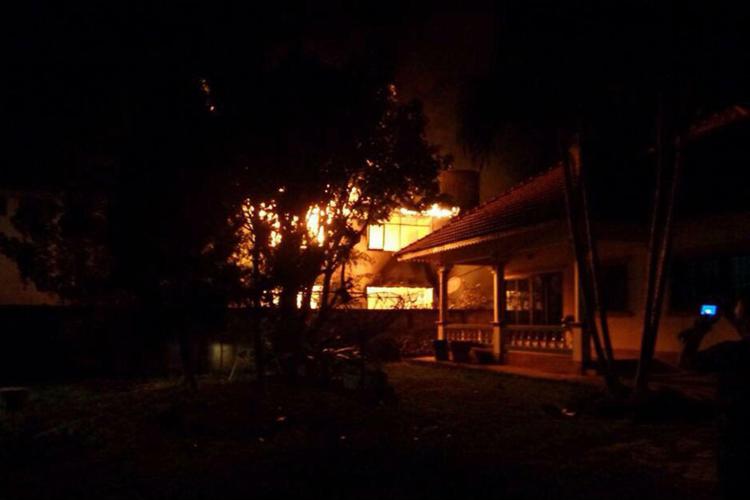 Le fiamme divampate all'interno del colleggio Pitakkiatwittaya (Xinhua) - XINHUA