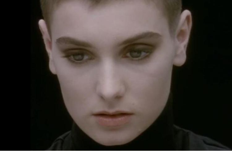 Sinead O'Connor nel celebre video di 'Nothing Compares to You' (Youtube /George James)
