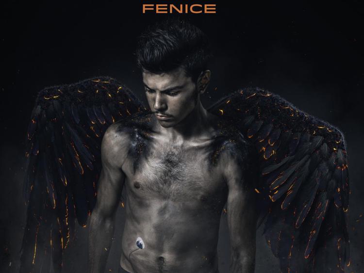 Un particolare della cover di 'Fenice', album di debutto del rapper Izi, all'anagrafe Diego Germini