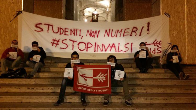 'Studenti non numeri', blitz notturno al Miur contro Invalsi. Uds: 