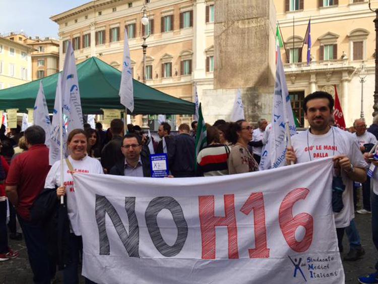 Medici in protesta contro l'H16 a Roma - Adnkronos Salute