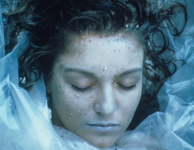 Una delle immagini iconiche della prima serie di 'Twin Peaks', il cadavere di Laura Palmer, interpretata da  Sheryl Lee 