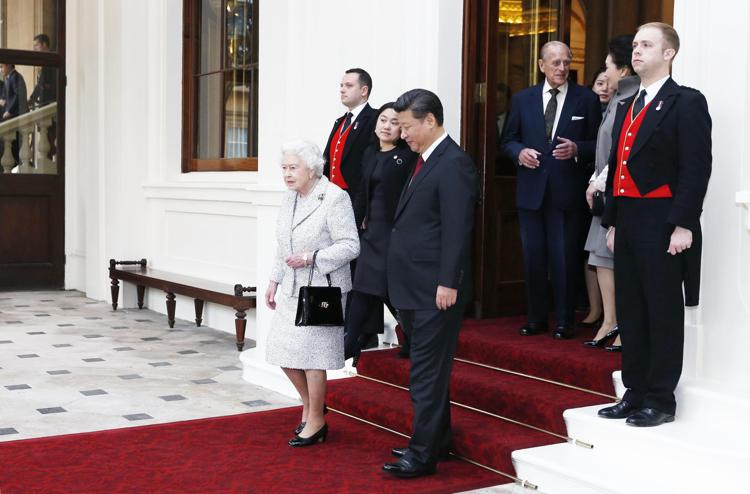 La regina Elisabetta e Xi Jinping durante la visita di Stato del presidente cinese a Londra (Foto Xinhua)