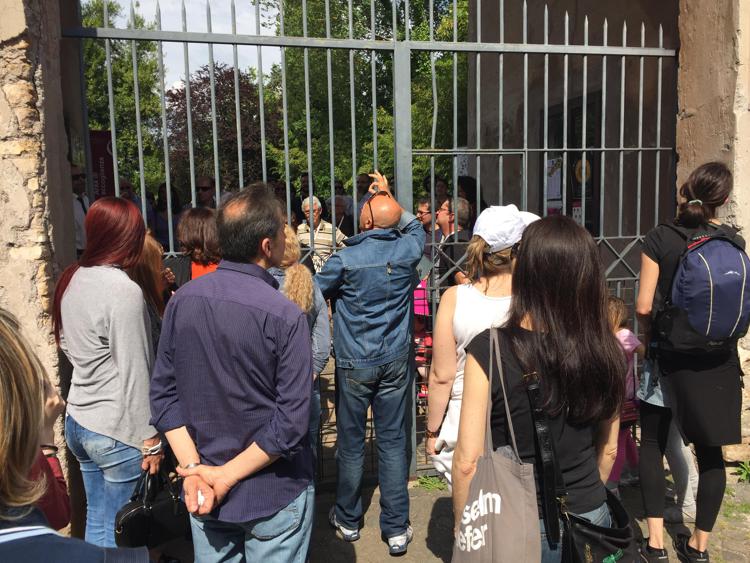 Turisti chiusi fuori dal circo di Massenzio (Foto Adnkronos)