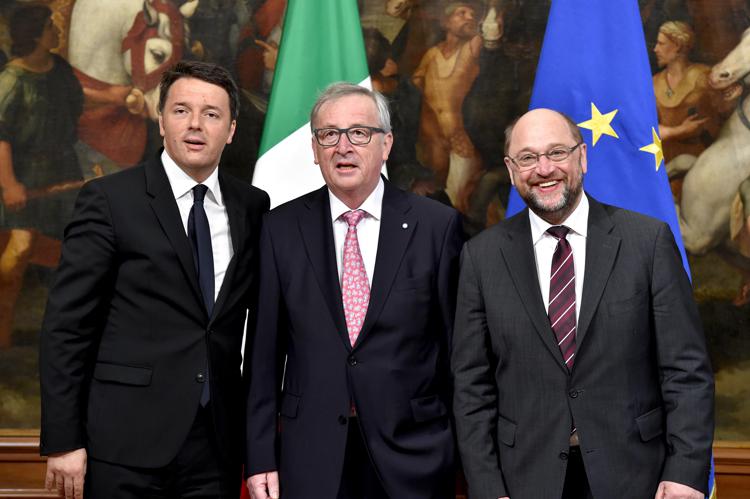 Il presidente della Commissione europea Jean-Claude Juncker con Matteo Renzi e il presidente del Parlamento europeo, Martin Schulz (AFP PHOTO) - (AFP PHOTO)