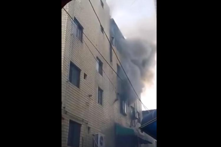 Corea del Sud, palazzo in fiamme: mamma getta i figli dalla finestra /Video