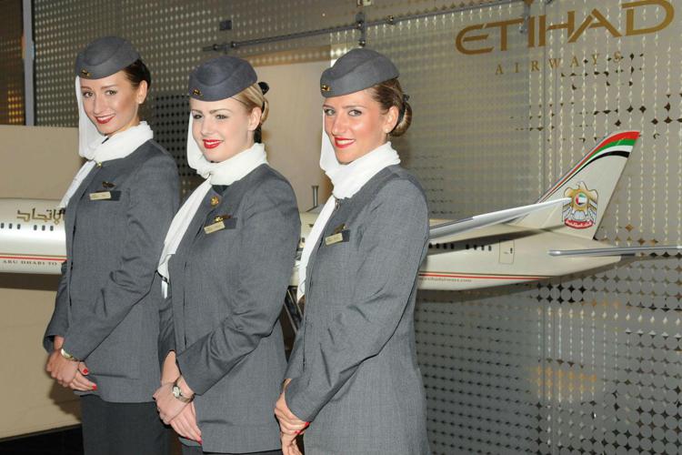 Hostess della Etihad Airways, immagine di repertorio (Xinhua)